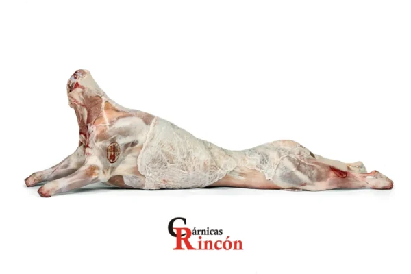 Lechazo castellano entero presentado para asar - Cárnicas Rincón